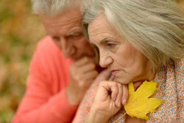 Портрет несчастной пожилой пары в парке