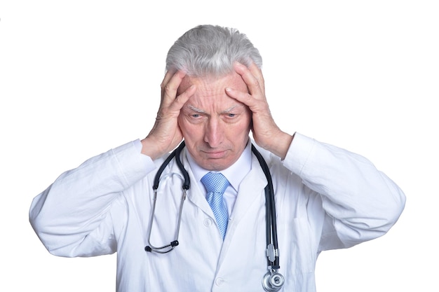 Портрет несчастного старшего врача-мужчины со стетоскопом