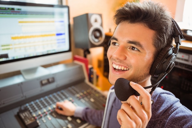 Ritratto di uno studente universitario che mescola audio