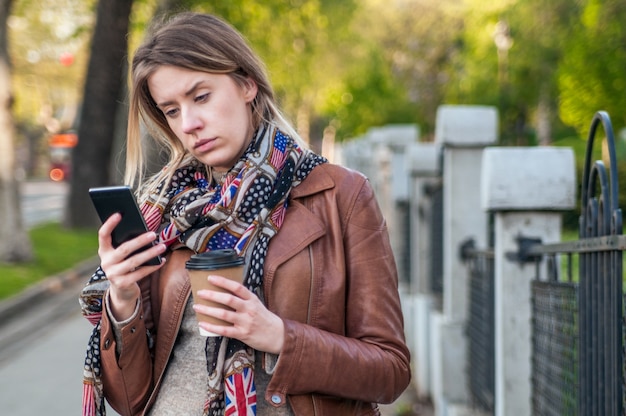 Ritratto sconvolto donna triste, scettica e seria che parla al telefono. emozione negativa emozione dell'espressione facciale, reazione di vita.