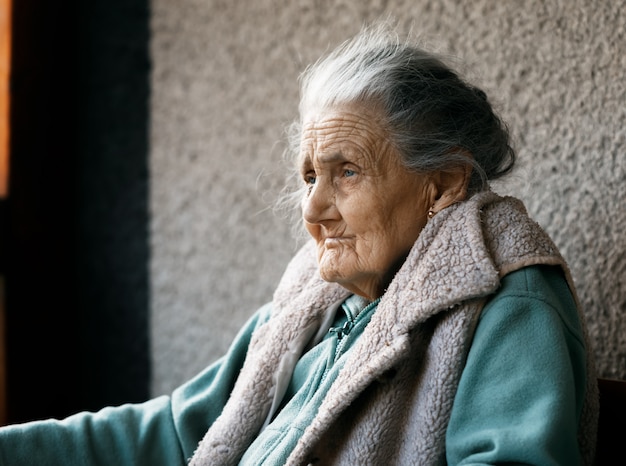 Foto ritratto di una donna rugosa molto anziana