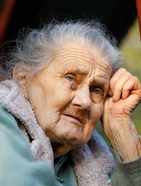 Foto ritratto di una donna rugosa molto anziana