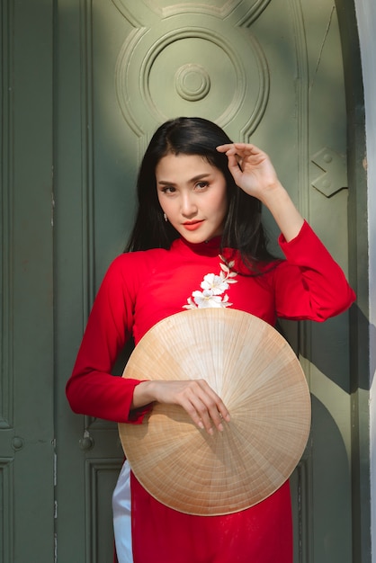 Photo portrait of vietnamese woman in traditional red dress