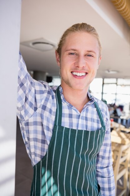 Photo portrait of waiter smiling