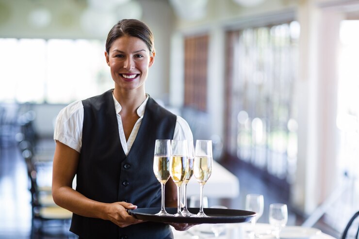 Photo portrait of waitress holding serving tray with champagne flutesâ 
