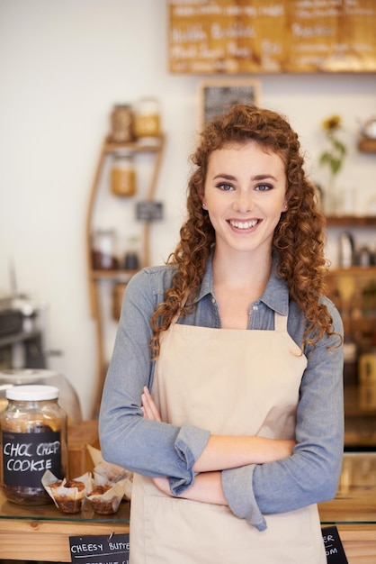 Foto ritratto di una donna accogliente e felice con fiducia nel servizio di caffè con il proprietario di una piccola impresa, di un ristorante di caffè o di una cameriera con un sorriso, di un'ospitalità o di un imprenditore con le braccia incrociate all'avvio