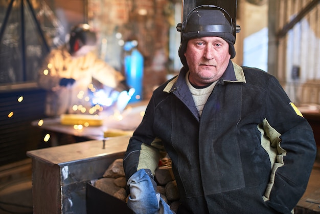 Photo portrait of welder in the workplace