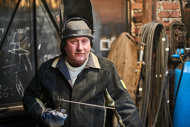 Photo portrait of welder in the workplace