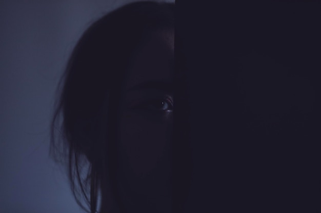 Photo portrait of woman against black background