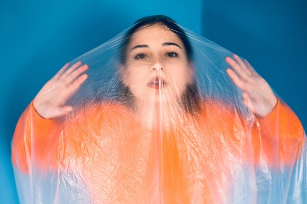 Photo portrait of woman against blue background