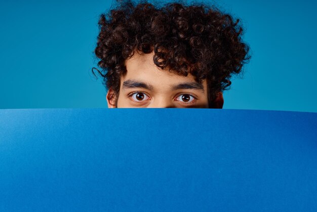 Photo portrait of woman against blue background