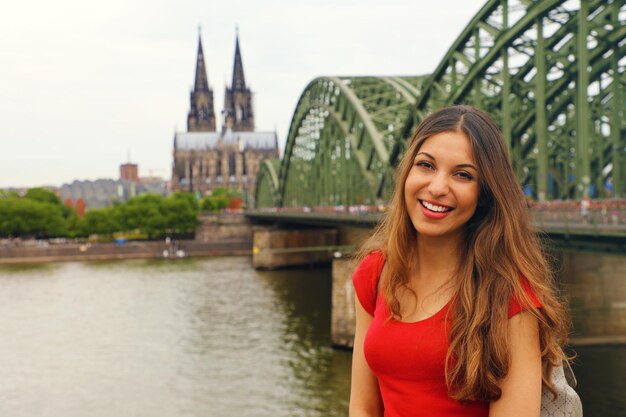 Foto ritratto di una donna contro un ponte sul fiume in città