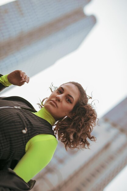 Photo portrait of woman against buildings in city