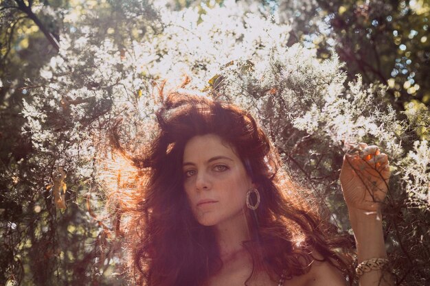 Photo portrait of woman against plants