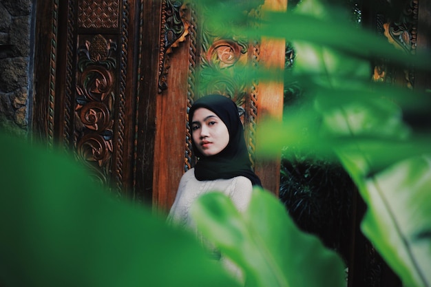 Photo portrait of woman against plants