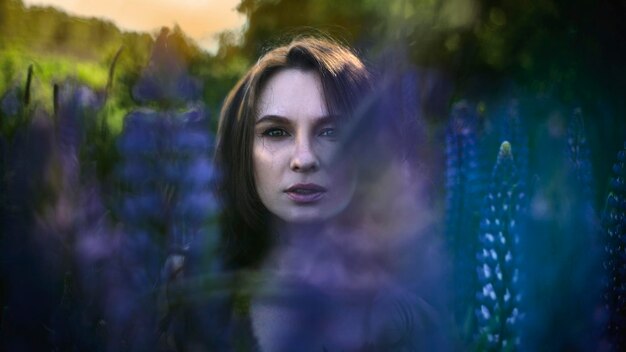 Photo portrait of woman against purple plants