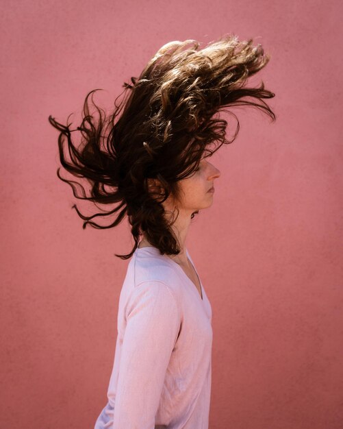 Photo portrait of woman against red background