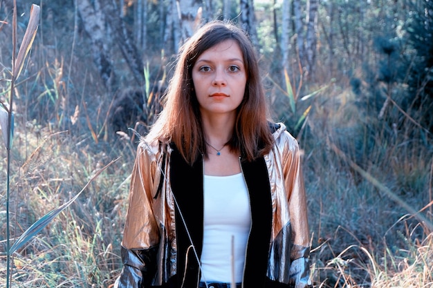 Photo portrait of woman against trees