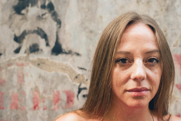 Photo portrait of woman against wall