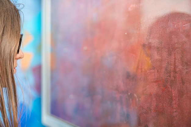 Photo portrait of woman against wall