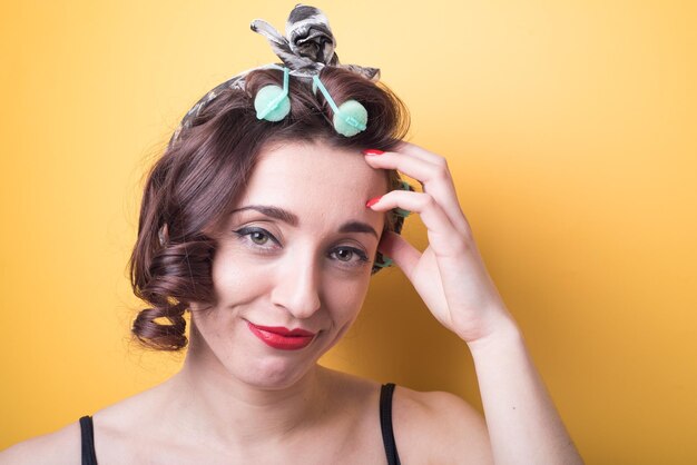 Photo portrait of woman against yellow background