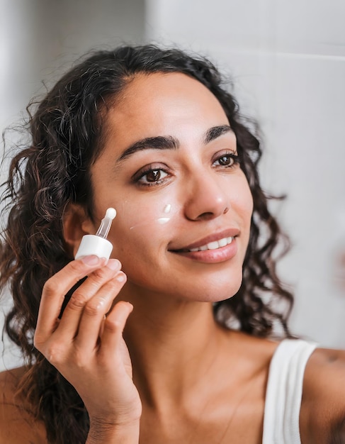 Foto ritratto di una donna che applica mascara