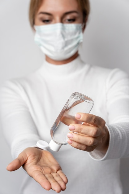 Foto ritratto della donna che applica il gel di lavaggio per le mani