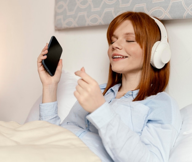 Фото Портрет женщины дома, слушая музыку