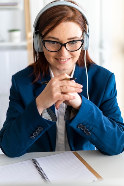 写真 ビデオ通話をしている職場の肖像画の女性