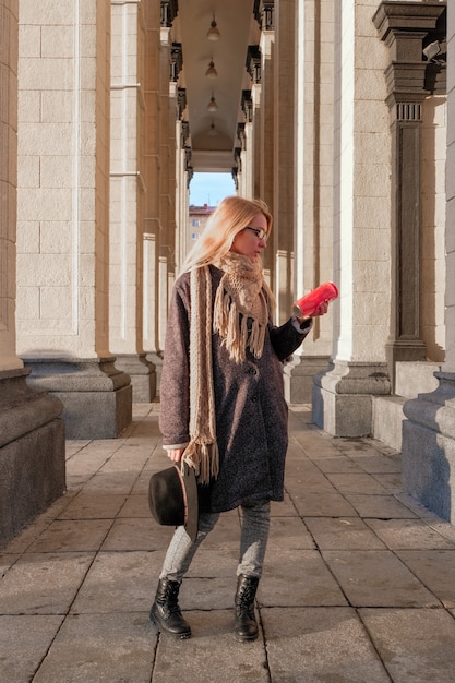 Foto ritratto di una donna in abiti autunnali. tendenza invernale e autunnale.