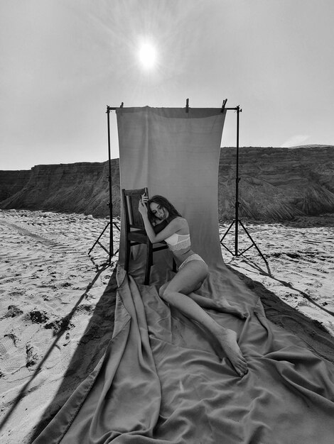 Photo portrait of woman on beach against sky