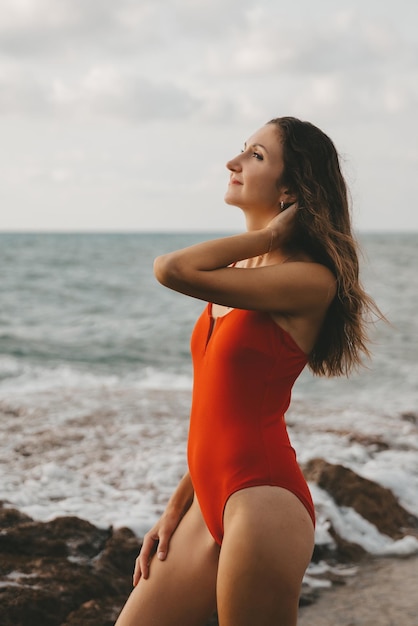 Ritratto di una donna sull'unità dell'oceano sulla spiaggia con uno stile di vita sano della natura