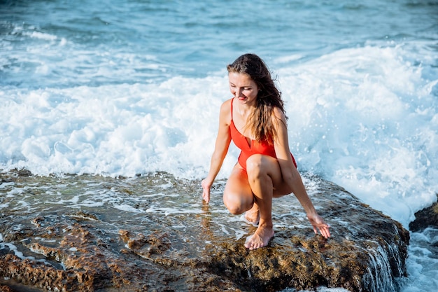 Photo portrait of a woman on the beach ocean unity with nature healthy lifestyle