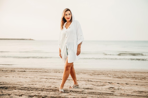Портрет женщины на пляже, океан, единство с природой, здоровый образ жизни