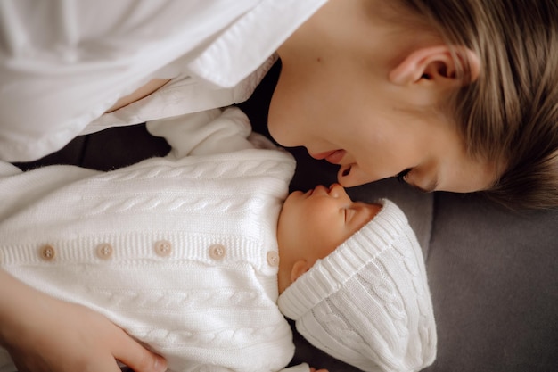 Foto ritratto di una donna a letto con il neonato