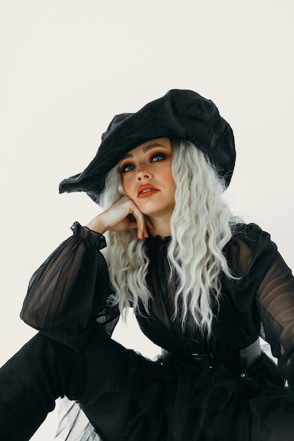 Photo portrait of a woman in black witch costume