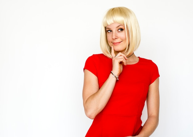 Photo portrait of a woman in a blonde wig