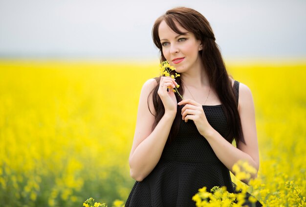 菜の花畑の女性の肖像画