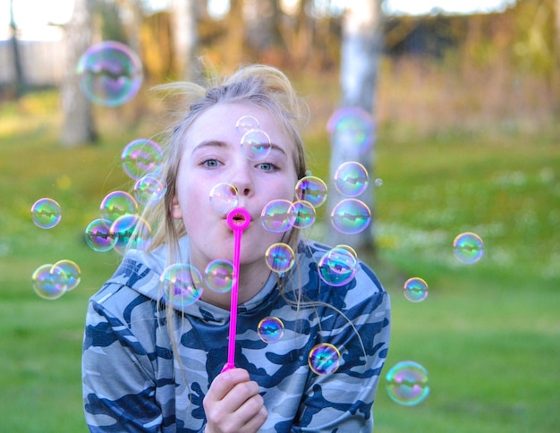 Photo portrait of woman in bubbles