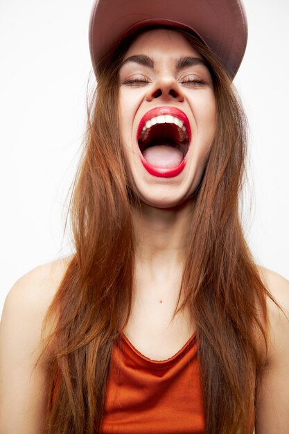 Портрет женщины в шапке Широко открытый рот модель закрытые глаза привлекательный взгляд изолированный фон