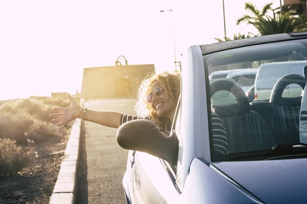 Photo portrait of woman in car