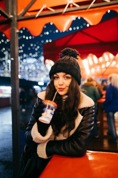 ホットチョコレートを飲むクリスマスの妖精の肖像画の女性