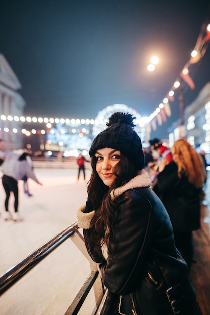 Ritratto di donna in un mercatino di natale decorato con lanterne