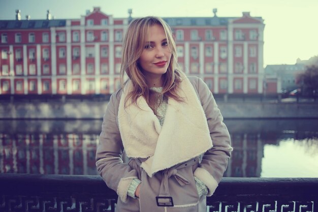 Photo portrait of a woman in the city streets of europe