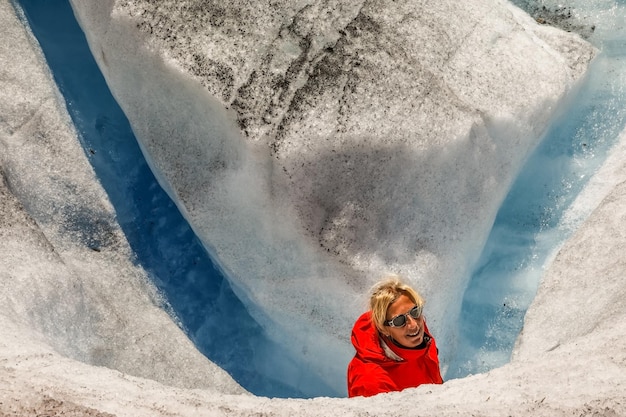 Foto ritratto di una donna che si arrampica su una montagna coperta di neve