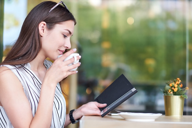 コーヒーレストランで肖像画の女性