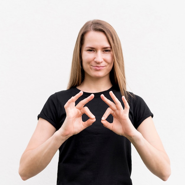 Foto ritratto di donna che comunica attraverso il linguaggio dei segni