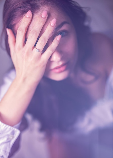 Photo portrait of woman covering face with hands