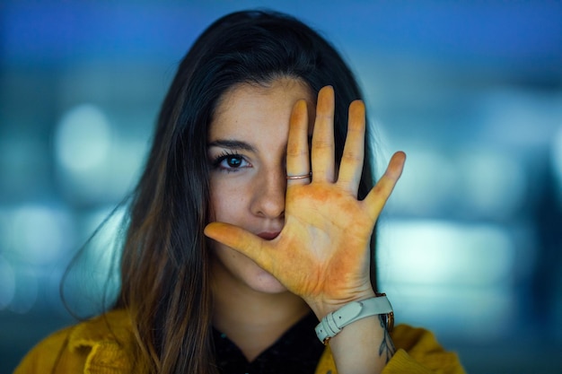 Photo portrait of woman covering face