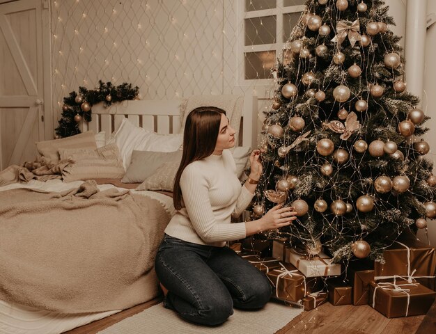 Photo portrait of woman decorating christmas tree